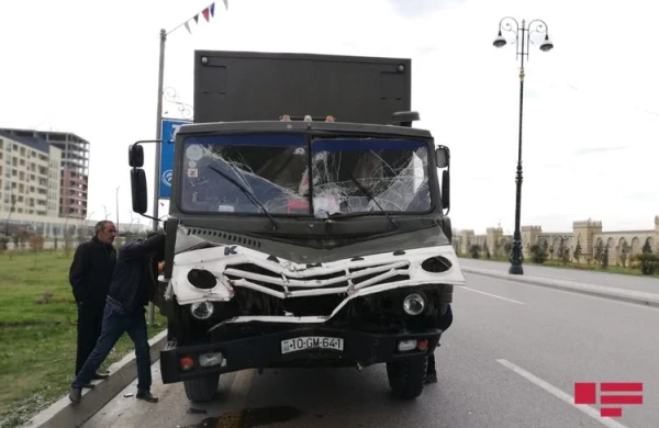 Sumqayıtda mikroavtobus "KamAZ"-a çırpılıb, 6 nəfər xəsarət alıb - FOTO
