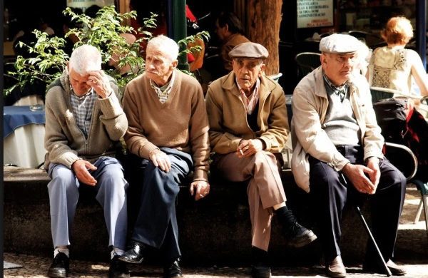 Azərbaycanda 65 yaşdan yuxarı insanlara evdən çıxmaq qadağan edildi