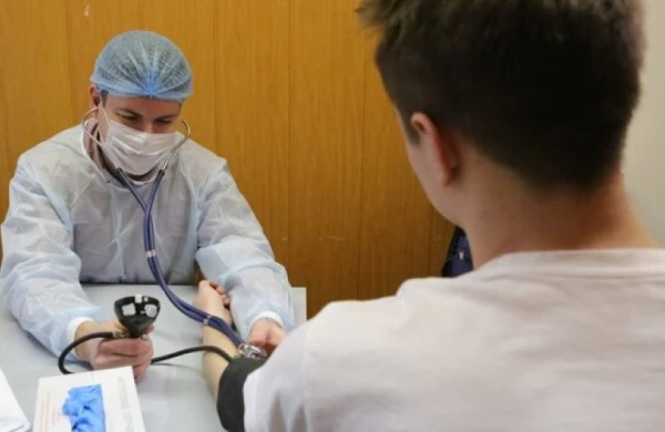 Xəstəlik əlaməti olmayan qadın 5 yaxınını koronavirusa yoluxdurdu – ALİMLƏR FAKT AÇIQLADI