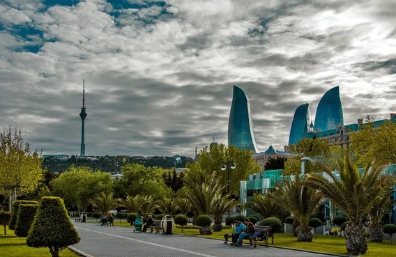 Azərbaycanda parklarda gəzmək qadağan edildi