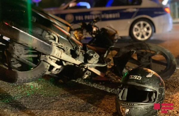 Bakıda motosiklet avtomobilə çırpılıb
