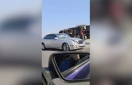 Bakıda ağır yol qəzası: Yük maşını aşdı, xəsarət alan var - VİDEO