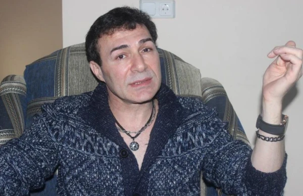 “Parisdə küçəyə hər dəfə çıxanda polisə izahat veririk” - Azərbaycanlı yazıçı