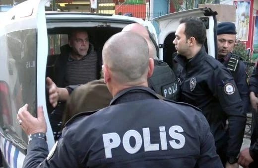 Birlikdə yaşadığı qadını girov götürən şəxs “koronavirusam” deyib polisə tüpürdü - VİDEO