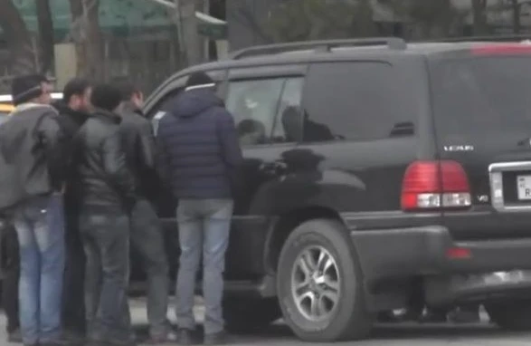 Azərbaycanda varlı qadın fəhlə bazarında PUL PAYLADI — Koronavirusa görə... / VİDEO