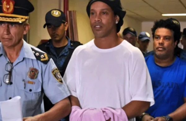 Ronaldinyo həbsxanadan çıxdı