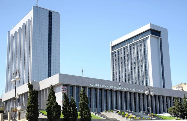 Elman Rüstəmovun əleyhinə səs verən deputat kimdir?