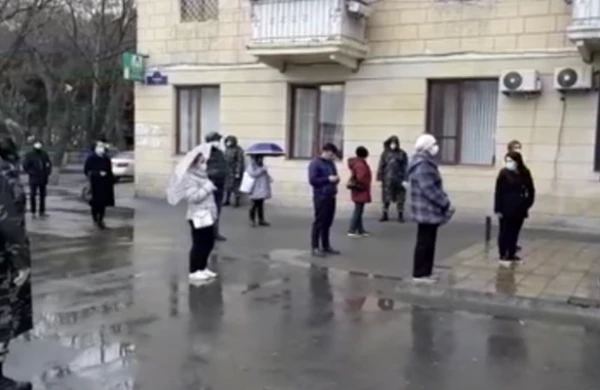 Bu dəfə bankomatlar qarşısında fərqli mənzərə — VİDEO