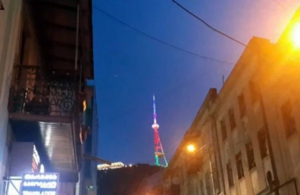 Tbilisidəki teleqüllə Azərbaycan bayrağına büründü