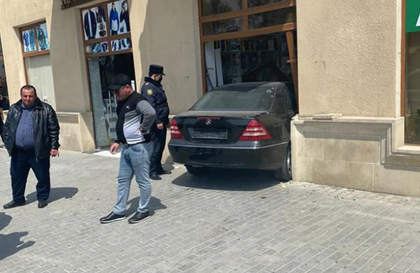 Bakıda maşın aptekə girdi — FOTO