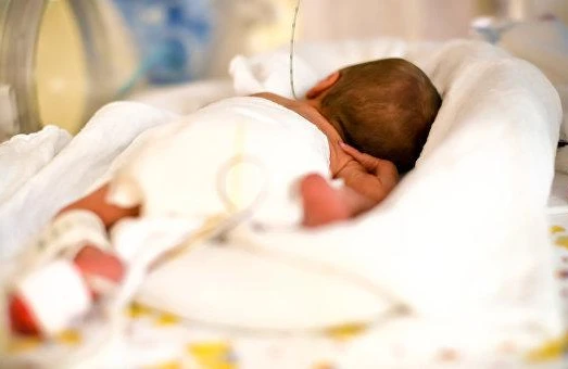 Azərbaycanda faciə: Uşaq  qadının  əlindən  düşüb  öldü