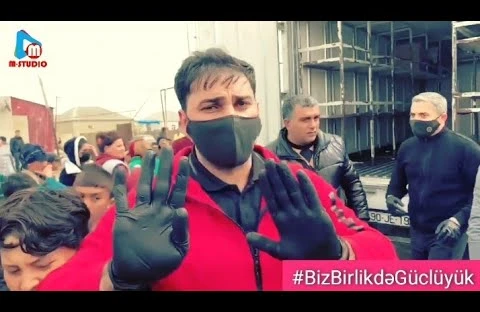 Kamil  ərzaq paylayarkən polislər görün nə etdi  —  VİDEO