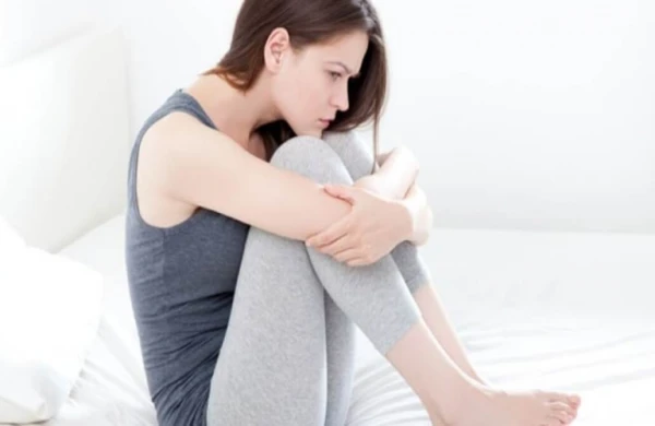 Bir qadının hormonal pozğunluğunun 10 əsas əlaməti