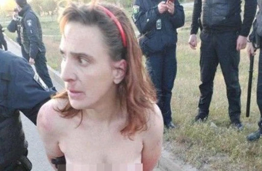Dəhşətli hadisə: Əlində qızının kəsilmiş başı ilə çılpaq halda tutuldu – VİDEO 18+