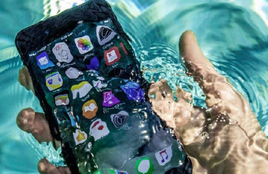 Suya düşən smartfon gənc qızın ölümünə səbəb oldu