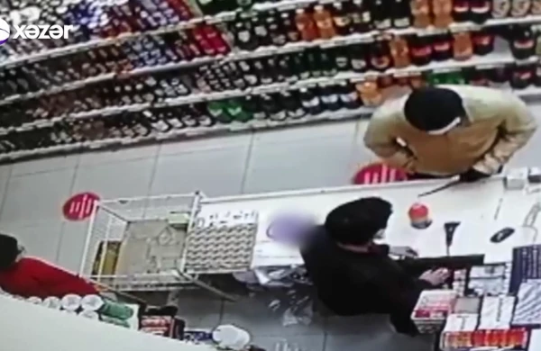 Bakıda dəhşətli anlar: Bıçaqla satıcıya hücum çəkdi - ANBAAN 