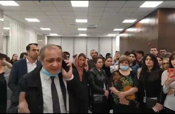 “Amrahbank” ın bağlanmasında kimin əli  var? — Bank əməkdaşları  etiraza  qalxdı (VİDEO)