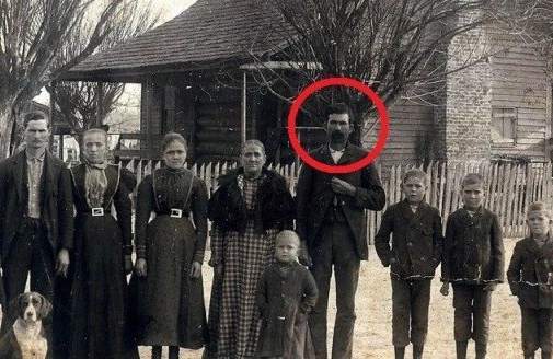 Bax, buna görə, evdə ölmüş insanların şəklini saxlamaq olmaz