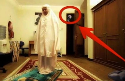 Qadın namaz qılarkən qapı açıldı, onun başına gələnlərə inanmayacaqsınız-VİDEO
