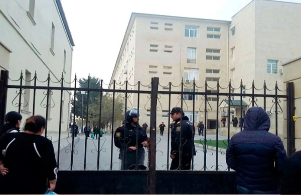 Bakıda bu xəstəxana bağlandı, həkimlər və xəstələr binadan buraxılmır (AÇIQLAMA)