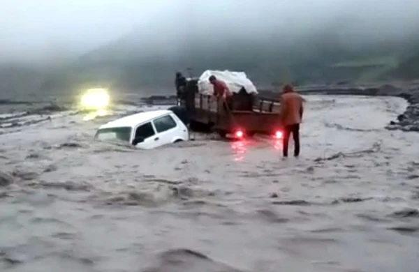 Azərbaycanda DƏHŞƏT: sel 2 avtomobili apardı, insanlar suyun ortasında qaldı  - VİDEO