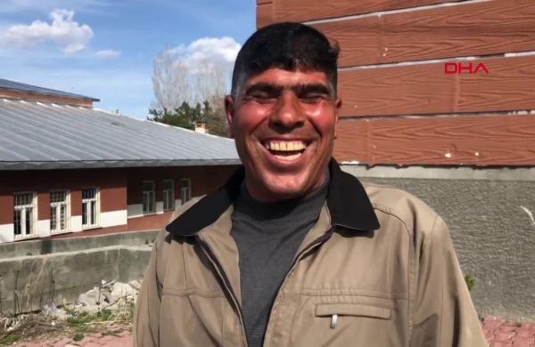 Bu adam ağlaya bilmir,əvəzində gülür  — Səbəbi  eşidənləri şok  edir