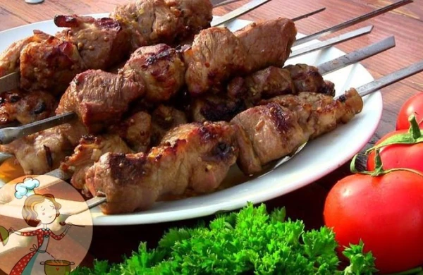 Meşədə kabab çəkən məmur işdən qovuldu