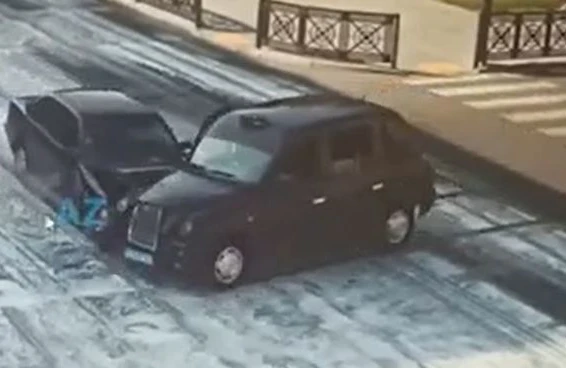 Bakıda ağır qəza: “Mercedes” taksi ilə toqquşdu - ANBAAN VİDEO