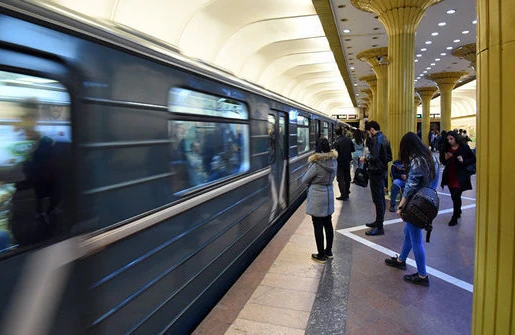 Bakı metrosunda sərnişinlər qaydaları pozur? - AÇIQLAMA