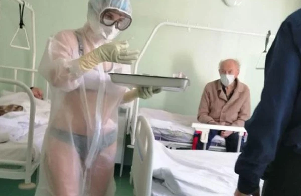 Palataya şəffaf geyimdə daxil olan tibb bacısı hamını şoka saldı - FOTO