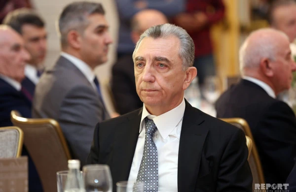 “Maska içmək, sosial məsafədən korunmaq” – ELDAR ƏZİZOV ÖZÜNÜ BELƏ RÜSVAY ETDİ + VİDEO