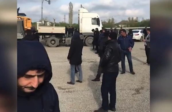 Rusiya-Azərbaycan sərhədində qalan azərbaycanlılar "moyka"larda yatır - VİDEO