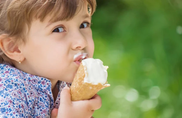 Uşağın boğazı ağrıyırsa, ona dondurma verin – Tanınmış pediatrın tövsiyəsi