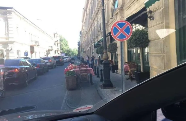 Restoran sahibindən gözlənilməz addım: Maşın yoluna masa qoydu - YENİLƏNİB + FOTO