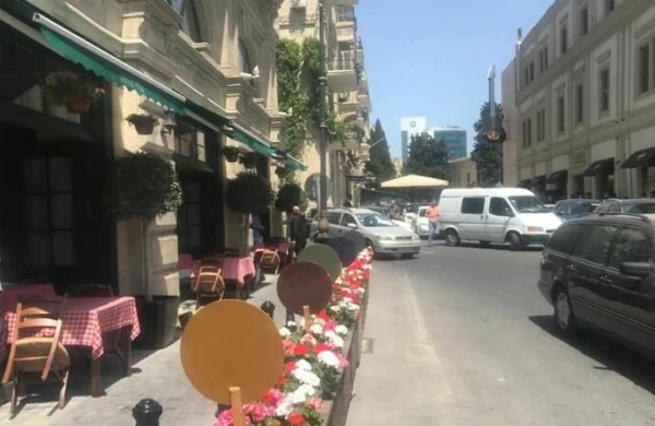 Bakıda yolun hərəkət hissəsinə qoyulmuş masa götürüldü