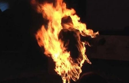 Azərbaycanda DƏHŞƏT: kişinin üstünə benzin töküb yandırdı