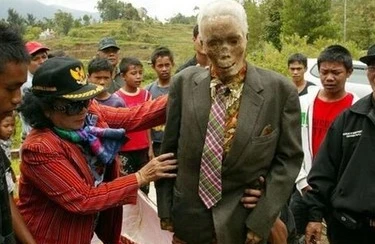 Ölülərini dəfn etməyib uzun zaman yanlarında saxlayan xalq - FOTO