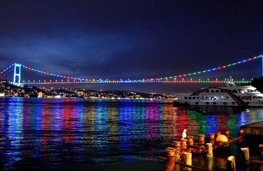 İstanbulun rəmzləri Azərbaycan bayrağının rəngləri ilə işıqlandırılır - FOTO