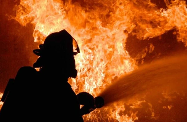 Kürdəmirdə üçotaqlı ev yanıb külə döndü