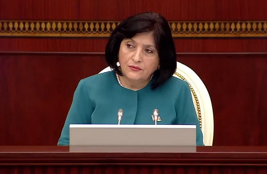 Spikerdən deputatlara irad: “Yuxarıda əyləşənlər telefondan başını qaldırmır”