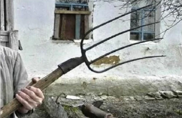 Azərbaycanda koronavirusa yoluxmuş ailə həkimlərə yaba ilə hücum etdi