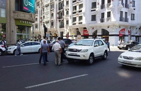 Xalq artisti avtomobili ilə qəzaya düşdü — FOTOLAR