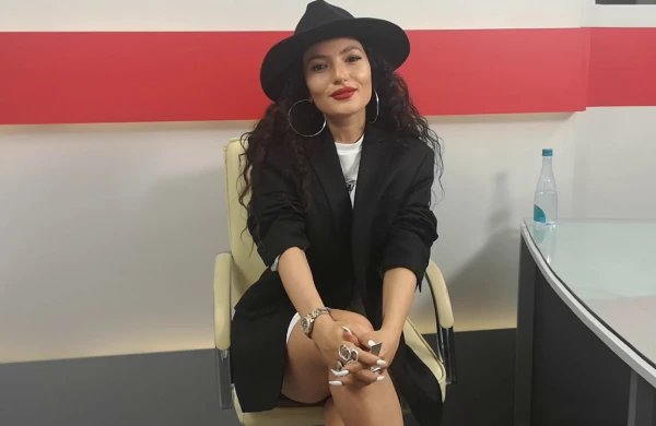 Soyunan müğənnimiz HƏCCƏ GEDİR - NAMAZ QILACAM  +VİDEO