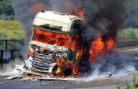 SON DƏQİQƏ! Bakıda yük maşını yandı