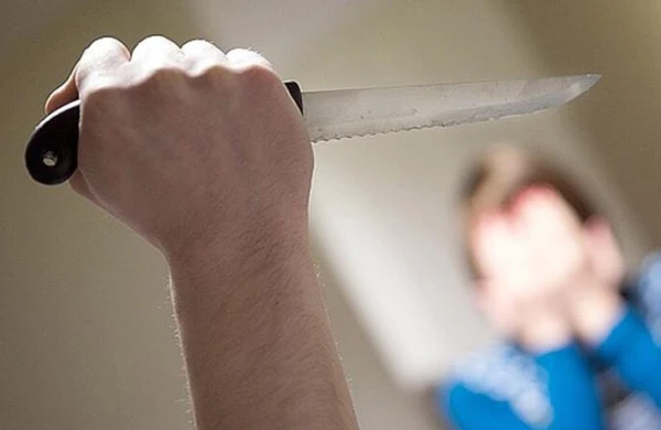 Keçmiş arvadını öz evində bıçaqladı