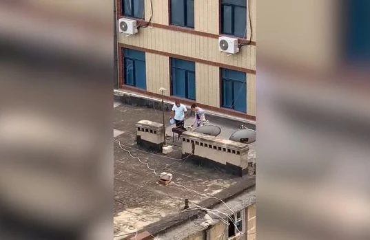 Bakıda evdən çıxmaq yasaqlandı, binanın başında manqal qaladılar - VİDEO