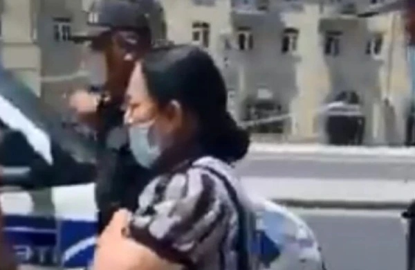 Bakıda icazəsiz çölə çıxan qadın polisə yaxınlaşdı, polis isə görün nə etdi... – VİDEO