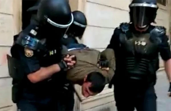 Yasamalda polisə zibil atan 11 nəfər həbs olunub  -  RƏSMİ