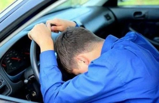 Sürücü öldü: Maşın ağaca girdi