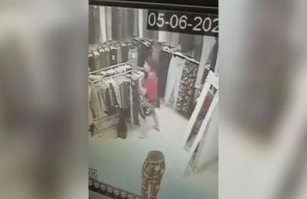 Sumqayıtda qadın geyim mağazasından belə oğurluq etdi - ANBAAN VİDEO